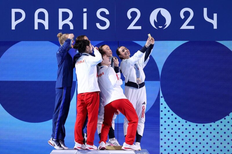 Peraih Medali di Olimpiade Paris 2024 Dokumentasikan Momen Seremoni